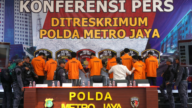 Tersangka kasus pembobolan kartu kredit  saat konferensi pers di Polda Metro Jaya, Jakarta, Jumat (6/3). Foto: Nugroho Sejati/kumoaran