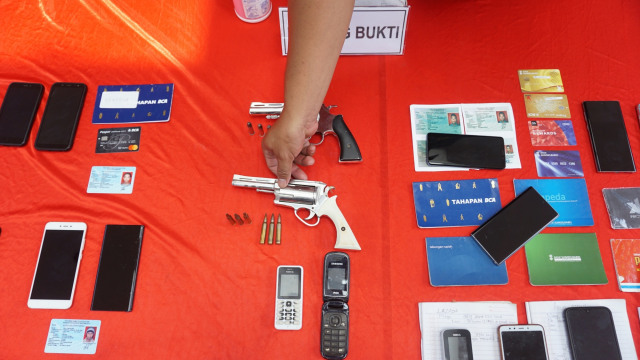 Petugas kepolisian menujukan barang bukti kasus pembobolan kartu kredit di Polda Metro Jaya, Jakarta, Jumat (6/3). Foto: Nugroho Sejati/kumoaran