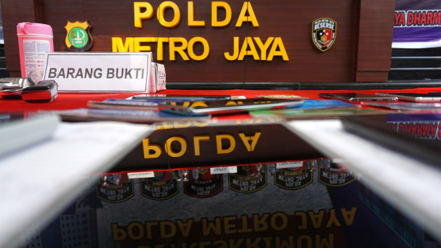 Barang bukti kasus pembobolan kartu kredit di Polda Metro Jaya, Jakarta, Jumat (6/3). Foto: Nugroho Sejati/kumoaran