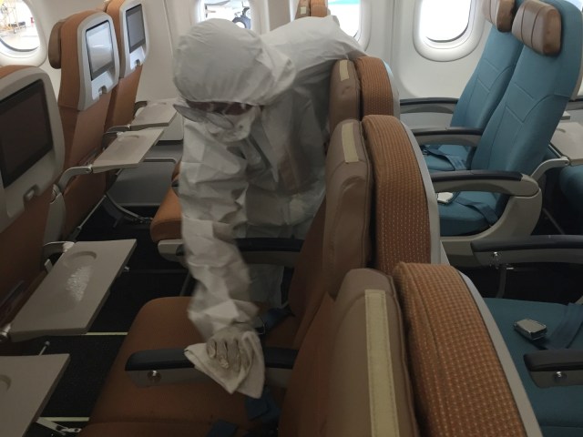 Simulasi proses disinfeksi untuk pesawat yang diindikasikan membawa penumpang suspect. Foto: Muhammad Darisman/kumparan
