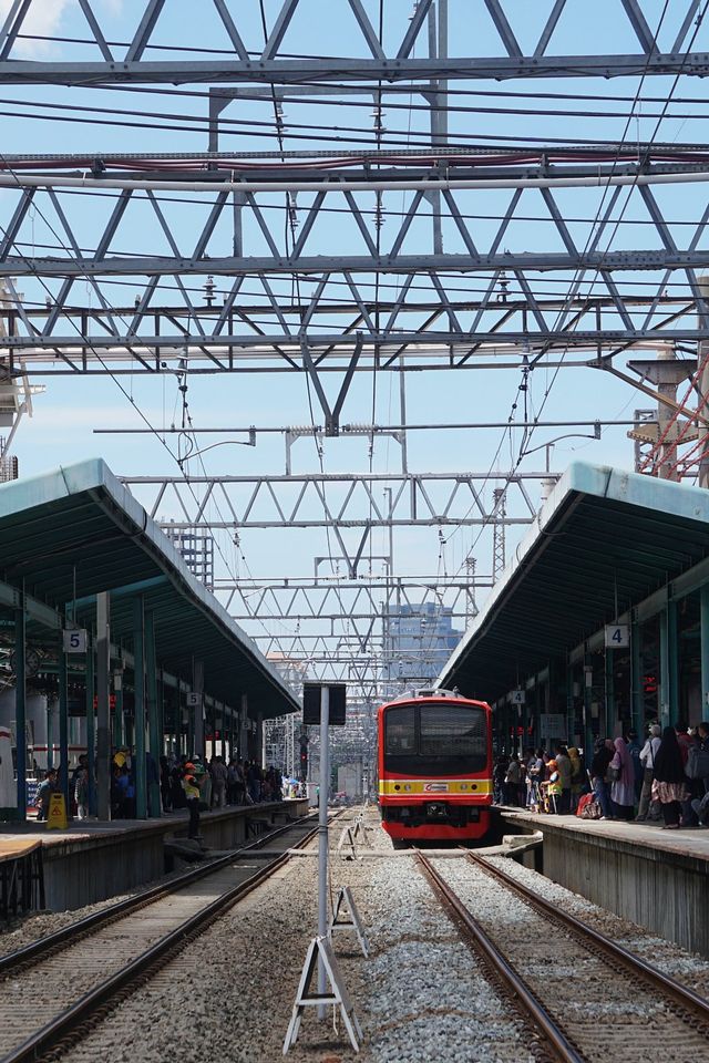 IIustrasi KRL Commuter Line. Foto: Fanny Kusumawardhani/kumparan 