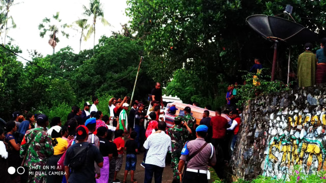 Pemakaman korban konflik di Desa Sandosi, Kecamatan Witihama, Kabupaten Flores Timur, Jumat (6/3/2020). Foto: Istimewa. 