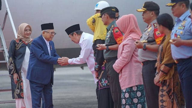 WAKIL PRESIDEN KH Maruf Amin saat mendarat di Pekanbaru dalam kunjungan kerjanya, Jumat, 6 Maret 2020. (Foto: Diskominfo Riau)
