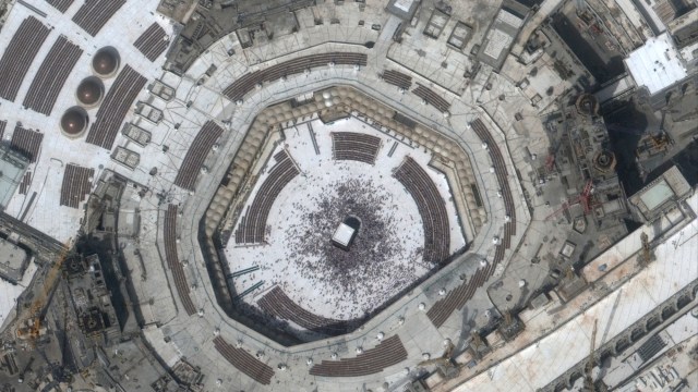 Foto satelit menunjukkan suasana Ka'bah di Masjidil Haram di kota suci Makkah, Arab Saudi, setelah ada wabah corona. Foto: Maxar Technologies/Handout via REUTERS