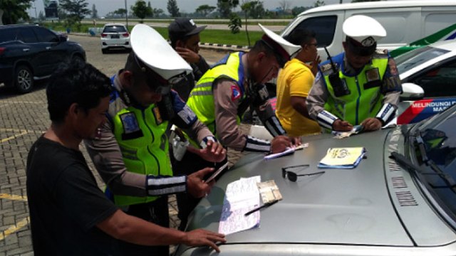 Petugas PJR melakukan penindakan kepada sejumlah pengendara yang melebihi batas kecepatan di Tol Cipali. (Juan)