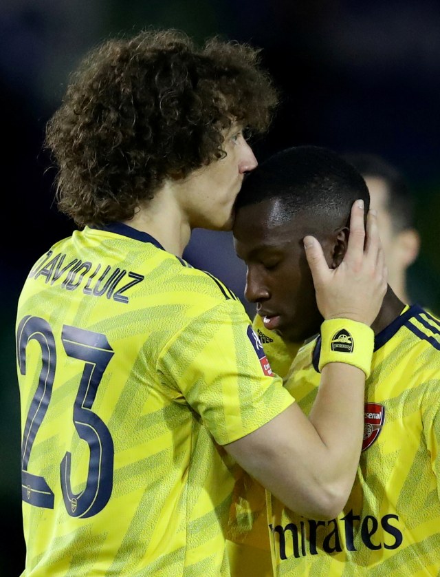David Luiz mencium kening Eddie Nketiah. Foto: Reuters/David Klein