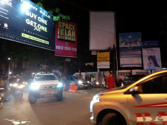 Arus lalu lintas di daerah Babarsari usai massa yang sempat bersitegang, Jumat (6/3/2020). Foto: Birgita.