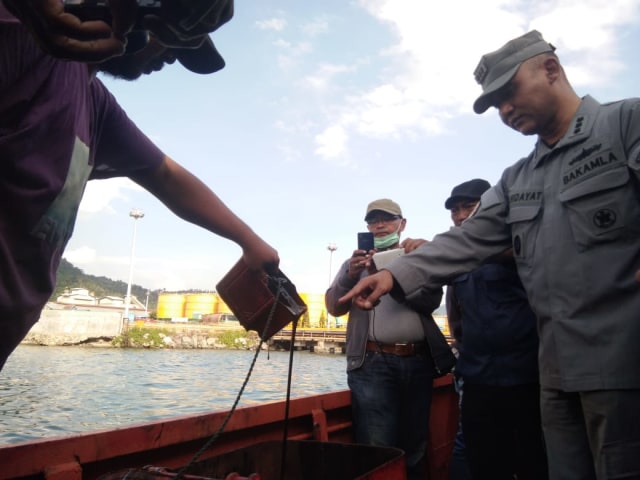 Kasubdit Penyelenggaraan Operasi Laut, Kolonel Bakamla Imam Hidayat, saat menunjukkan BBM yang diduga ilegal saat ekspose media, Jumat (6/5) | Foto: Obbie Fernando/Lampung Geh