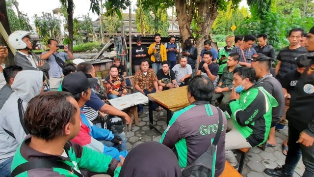 Massa ojol kembali berkumpul di Selokan Mataram, Jumat (6/3). Foto: Arfiansyah Panji Purnandaru/kumparan