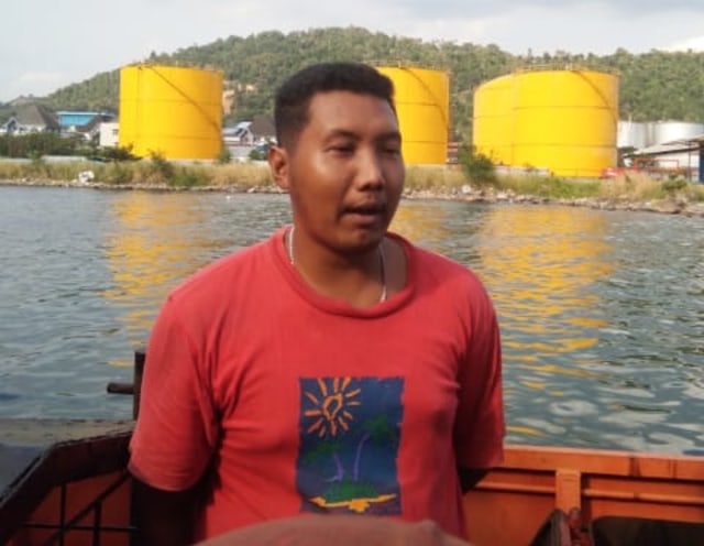 Nahkoda Kapal, Tomjon, saat diwawancarai awak media terkait dugaan illegal bunkering di perairan Lampung, Jumat (6/3) | Foto: Obbie Fernando/Lampung Geh