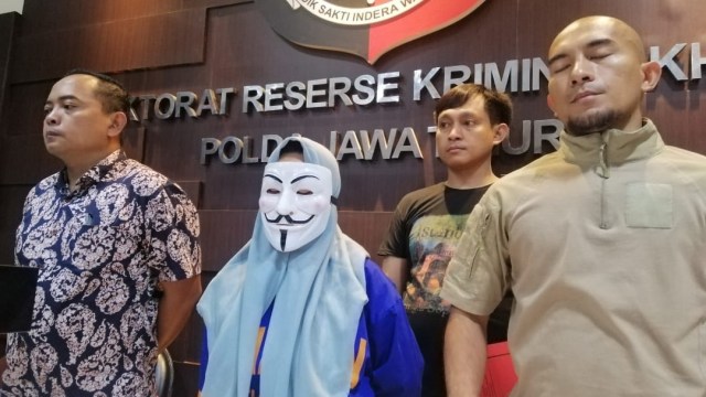 Tersangka kasus arisan online di Mapolda Jawa TImur. Foto: Yuana Fatwalloh/kumparan