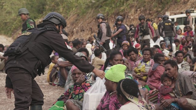 Polisi evakuasi ratusan warga Timika Foto: Dok: Satgas Nemangkawi