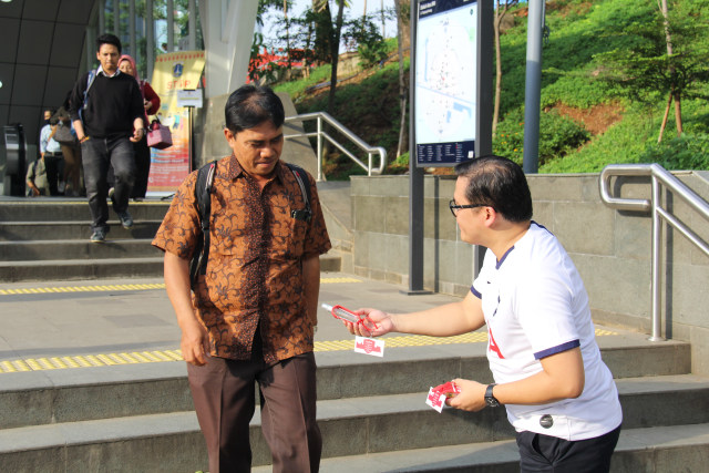 com-AIA bagikan ribuan hand sanitizer dalam program AIA Aksi Proteksi. Foto: Dok. AIA
