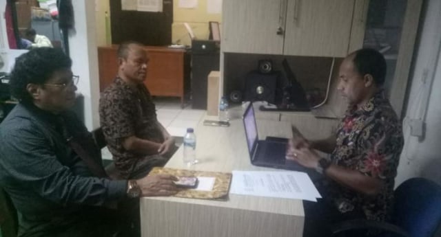 Salah satu tersangka didampingi kuasa hukumnya saat diperiksa penyidik Polda NTT