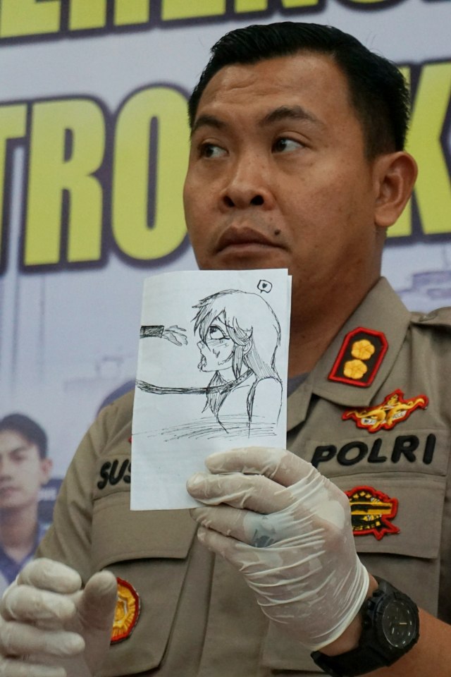 Wakapolres Metro Jakarta Pusat, AKBP. Susatyo P. Condro menunjukkan goresan yang dibuat remaja pembunuh bocah di Jakarta Pusat. Foto: Nugroho Sejati/kumparan