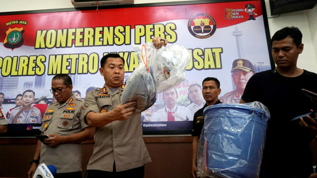 Barang bukti kasus pembunuhan anak di bawah umur ditunjukkan pada konferensi pers di Polres Metro Jakarta Pusat, Sabtu (7/3/2020). Foto: Nugroho Sejati/kumparan