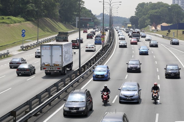 Sepeda motor masuk jalan tol di Malaysia. Foto: media.malaymail.com