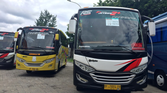 Sejumlah bus di Pelabuhan Benoa, Denpasar, Bali. Foto: Denita br Matondang/kumparan