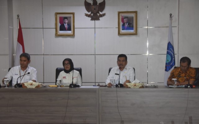 Sekda Bangka Belitung, Naziarto saat melakukan pertrmuan dengan tim dari Kemenko Polhukam RI.