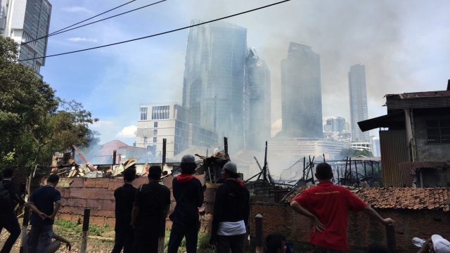 Api yang Bakar Sebuah Mess di Belakang Menara Mulia  