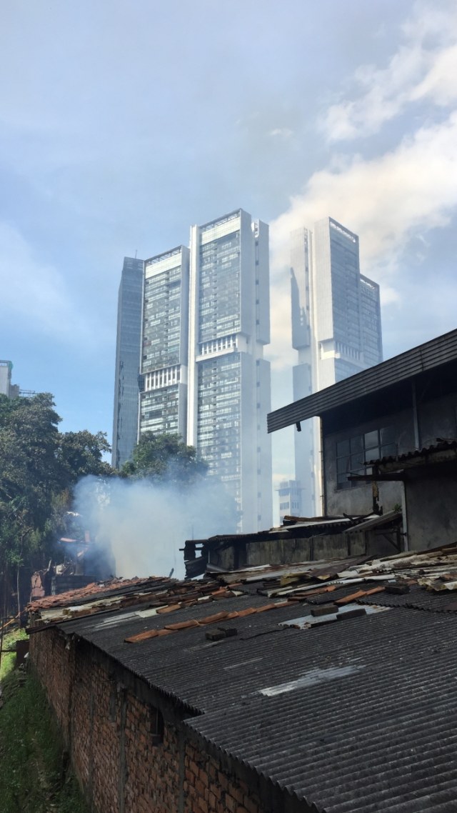 Kebakaran Mess Karyawan Pabrik Garmen di Belakang Menara Mulia, Jakarta Selatan, Sabtu (7/3). Foto: Darin Atiandina/kumparan