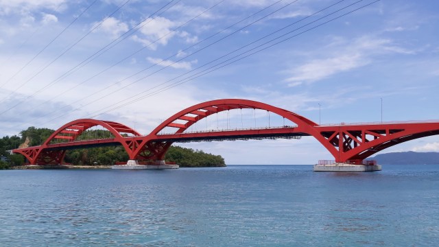 Jembatan Youtefa yang sebelumnya bernama Holtekamp, Kota Jayapura. Foto: Resya Firmansyah/kumparan