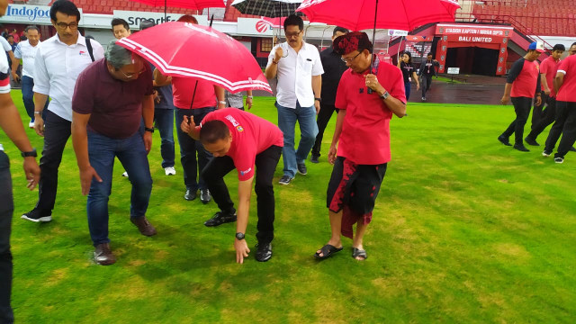 Ketua Umum PSSI Muhammad Iriawan saat mengechek kualitas rumput Stadion Dipta didampingi Gubernur Wayan Koster - ACH
