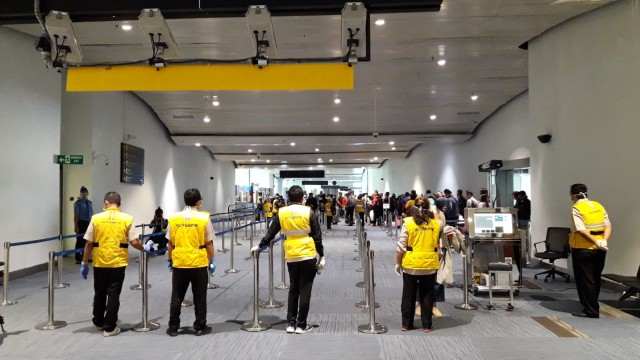 Suasana ruangan di Terminal 3 Bandara Soekarno Hatta, tempat pemeriksaan penumpang yang datang dari luar negeri.