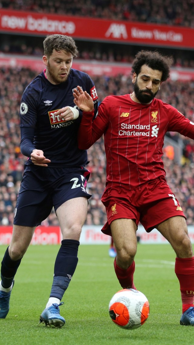 Aksi pemain Liverpool Mohamed Salah (kanan) saat laga melawan AFC Bournemouth, Sabtu (7/3). Foto: Reuters/Carl Recine