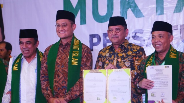 Menteri Sosial Juliari Batubara menyerahkan bantuan kepada Persatuan Ummat Islam (PUI). Foto: Dok. Kementerian Sosial