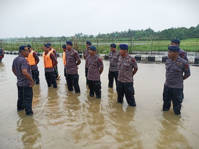 Personel Brimob disiagakan untuk mengevakuasi korban banjir di Kepulauan Aru, Sabtu (7/3) (Foto: istimewa)