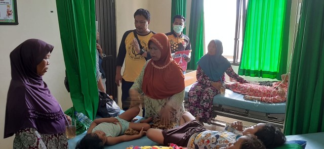 Korban keracunan saat dirawat di Puskesmas Kutamendala. (foto: istimewa)