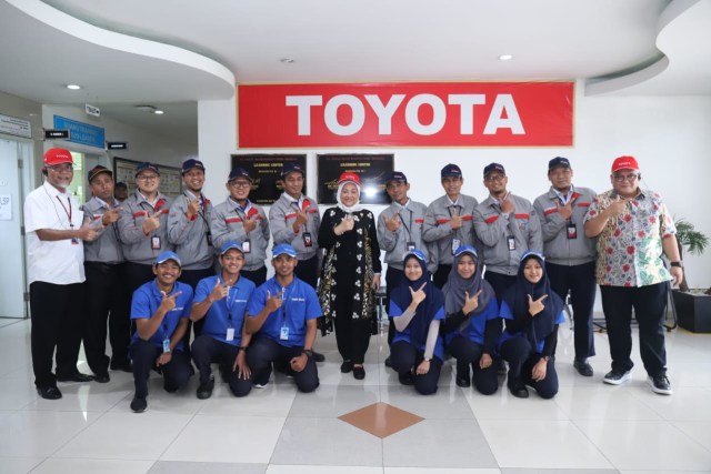 Kunjungan Menteri Ketenagakerjaan Ida Fauziyah ke TMMIN Karawang. Foto: dok. Kemenaker