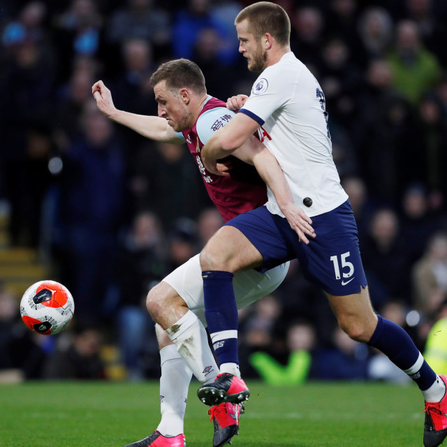 Chris Wood berduel dengan Eric Dier di laga Burnley vs Tottenham. Foto: LEE SMITH/Reuters.