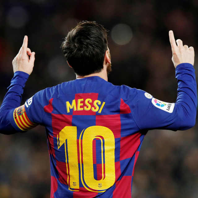Lionel Messi bersyukur bisa mencetak gol. Foto: REUTERS/Albert Gea