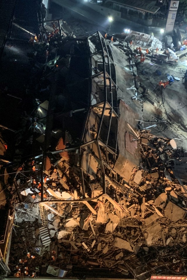 Tim penyelamat mencari korban yang selamat di puing-puing sebuah hotel yang runtuh di Quanzhou, di provinsi Fujian di Cina timur, Sabtu (7/3). Foto: STR / AFP
