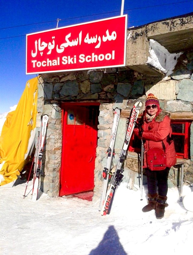 Salah satu sekolah ski yang juga menyediakan penyewaan perlengkapan ski di Tochal. Sumber: Eti Yuswiati
