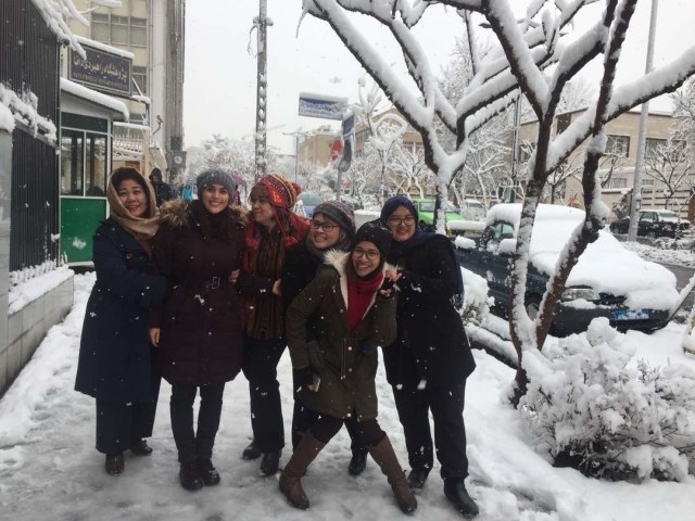 Bersama rekan-rekan sejenak menikmati salju di depan KBRI Tehran. Sumber: Koleksi pribadi