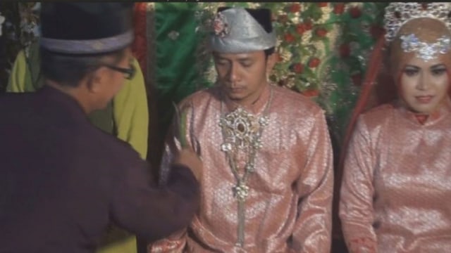 Tradisi tepuk tepung tawar dalam acara perkawinan. Foto: Dok Disbud Kepri