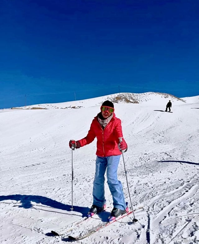 Salah satu diplomat yang pernah bertugas di KBRI Tehran sedang menikmati bermain ski. Sumber: Frieda Nouvia