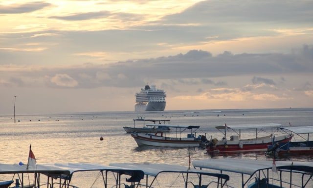 Kapal pesiar Viking Sun tiba di Pelabuhan Benoa. Foto: Denita BR Matondang/kumparan