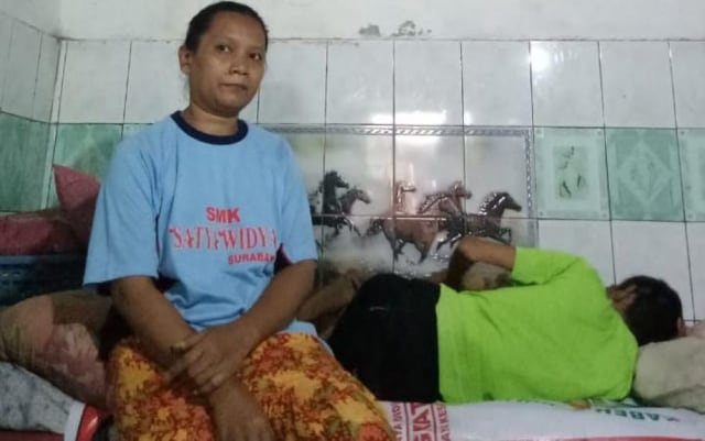 Siti Syamsiyah menjaga suaminya yang terbaring sakit