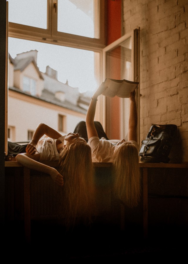 Ilustrasi zodiak yang belajar. Foto: Unsplash/Kinga Cichewicz