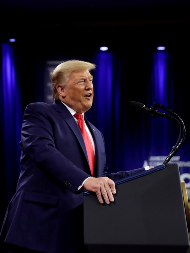 Presiden Amerika Serikat Dolad Trumpp berpidato saat pertemuan tahunan Konferensi Tindakan Politik Konservatif (CPAC). Foto: REUTERS/Yuri Gripas