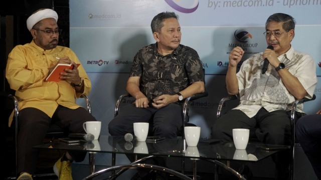 Ali Mochtar Ngabalin (kiri), Amin Soebandrio (kanan), Alamsyah Saragih (tengah) saat diskusi tentang conora di Upnormal Coffee, Jakarta, Minggu (8/3). Foto: Irfan Adi Saputra/kumparan