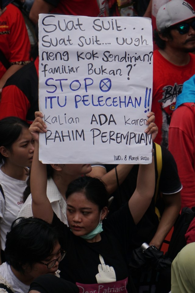 Peserta aliansi Gerakan Perempuan Anti-Kekerasan (GERAK Perempuan) mengangkat poster saat melakukan aksi di kawasan MH Thamrin, Jakarta Pusat, Minggu (8/3). Foto: Fanny Kusumawardhani/kumparan
