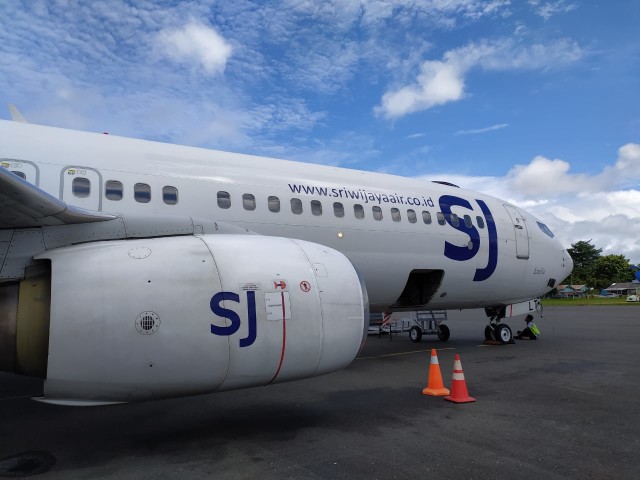 Pesawat Sriwijaya Air saat parkir di Bandar Udara Rendani. (BumiPapua.com/Irsye Simbar)