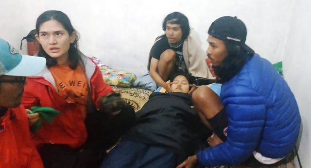Relawan TN Gunung Merbabu dan Tim Jelajah 54 TN Indonesia sedang menangani korban (28/4/2019). Foto: Dok. Tim Jelajah 54 TN Indonesia 