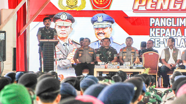 Panglima TNI Marsekal Hadi Tjahjanto (kiri) memberikan pengarahan kepada anggota TNI dan Polri di Pulau Galang, Batam, Kepulauan Riau, Minggu (8/3). Foto: ANTARA FOTO/ Fakhri Hermansyah