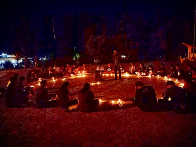 Aksi malam seribu lilin oleh Aliansi Mahasiswa Adonara-Kupang. Foto: Ola Keda. 